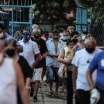 Varios votantes hacen cola en un colegio electoral para votar en las municipales este domingo en Río de Janeiro (Brasil)