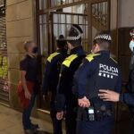 Una unidad de la UNO de la Guardia Urbana, a punto de entrar en acción