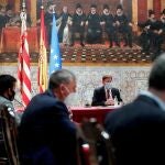 El president Puig (centro), preside una sesión plenaria extraordinaria del Gobierno valenciano