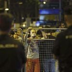 Miembros de la Policía Nacional ante los manifestantes congregados en torno al Congreso de los Diputados contra la Ley de Seguridad Ciudadana y la reforma del Código Penal. EFE/Alberto Martín