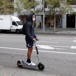Un ciudadano utiliza un patinete eléctrico de alquiler