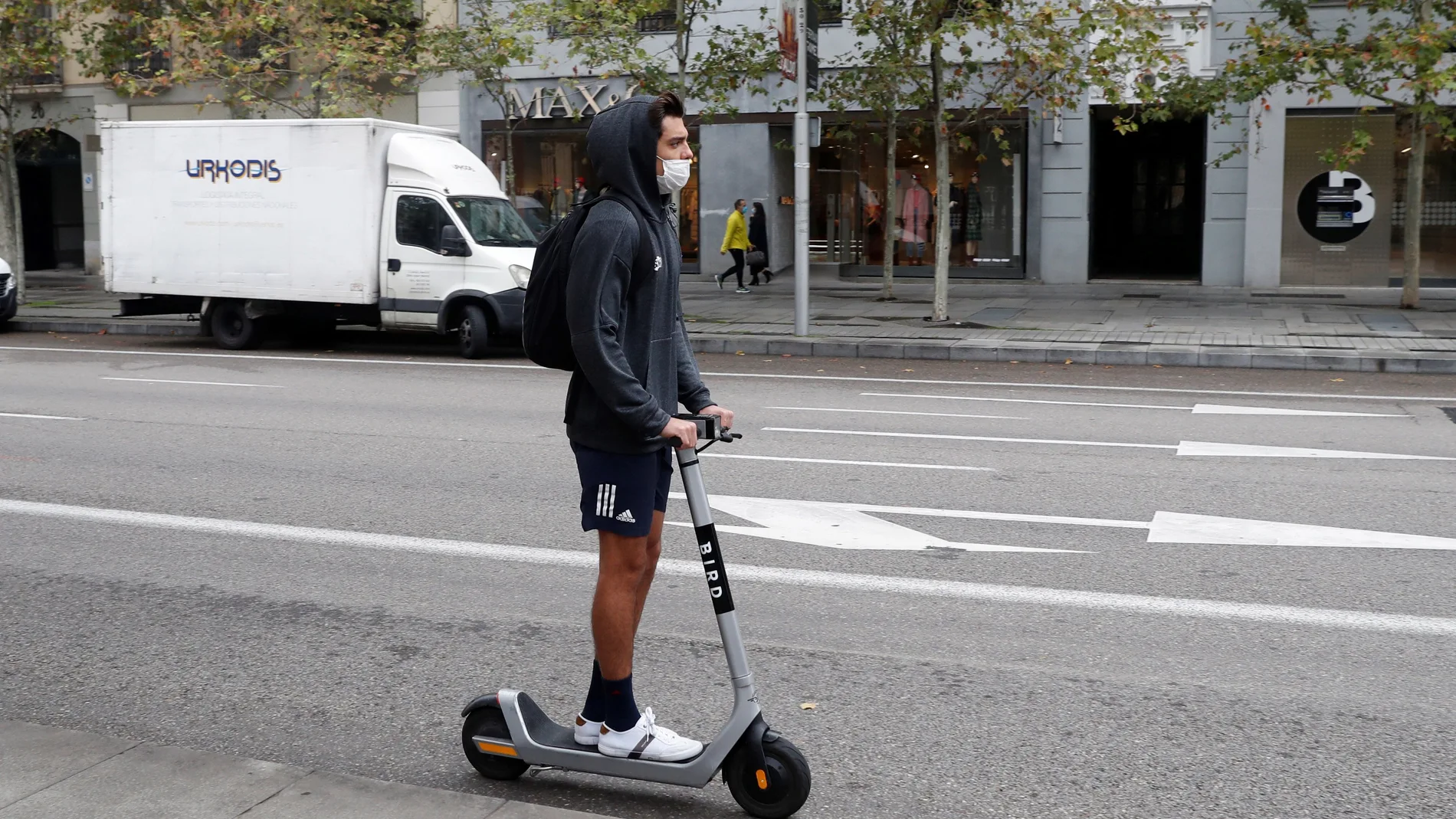 Un ciudadano utiliza un patinete eléctrico de alquiler