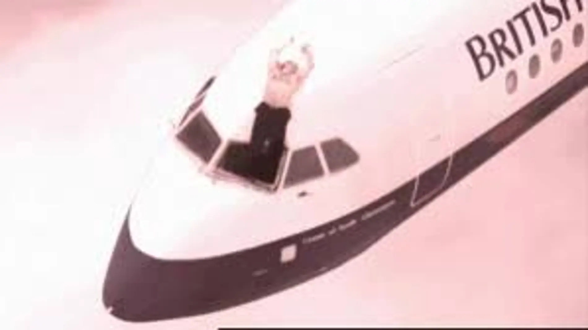 Recreación de cómo quedó el capitán tras ser succionado por la ventana