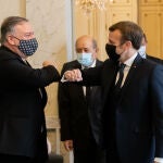 Saludo entre el presidente francés, Emmanuel Macron, y el secretario de Estado, Mike Pompeo