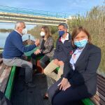 Isabel Bonig, María José Catala, César Sánchez y Vicente Aleixandre recorren el lago en un albuferenc