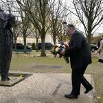 Pompeo depositó un ramo de flores rojas, blancas y azules en un monumento a las víctimas del terrorismo