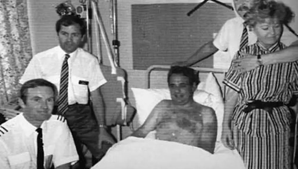 Imagen del piloto junto a la tripulación en el hospital