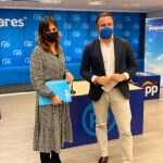 La portavoz de Educación en Les Corts, Beatriz Gascó, junto al senador popular Pablo Ruz