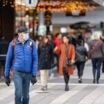 Un hombre con mascarilla en el centro de Estocolmo