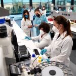La consellera de Agricultura, Mireia Mollà, durante su visita a los laboratorios GoLab de Paterna
