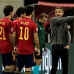 Luis Enrique da instrucciones a sus jugadores durante el último España - Alemania, que acabó 6-0 para los de Luis Enrique