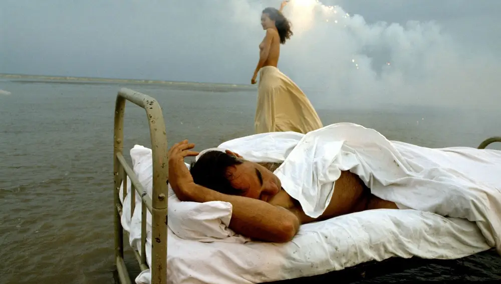 Escena de "The Garden", película de Derek Jarman de 1990