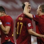 El jugador español Ferrán Torres (i) celebra el quinto gol de su equipo durante el partido de la sexta jornada del grupo 4 de la primera fase de la Liga de las Naciones que las selecciones de España y Alemania disputan esta noche en el estadio de La Cartuja de Sevilla.