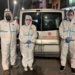 Voluntarios de Cáritas, durante un reparto de alimentos y provisiones durante la pandemia en Cartagena