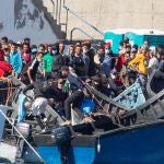 Una lancha neumática de la Guardia Civil ha interceptado cerca de la costa del sur de Gran Canaria dos pateras cargadas de inmigrantes, a las que ha escoltado hasta el campamento de Cruz Roja en el muelle de Arguineguín.