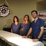 De dcha. a izqda. Jaime Siegrist, María Lombarte y Patricia Alonso, ginecólogos especializados en naprotecnología, en el quirófano Hospital Quirónsalud San José de Madrid