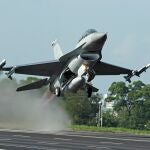 Un caza de Taiwán despega de una base aérea