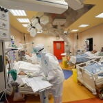 Personal médico con equipo de protección trabaja en la UCI del hospital Casal Palocco, cerca de Roma