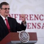 MEX871. CIUDAD DE M�XICO (M�XICO), 18/11/2020.- Fotograf�a cedida este mi�rcoles por la presidencia de M�xico del secretario de Relaciones Exteriores de M�xico, Marcelo Ebrard, durante su participaci�n en una rueda de prensa del presidente mexicano, Andr�s Manuel L�pez Obrador, en Palacio Nacional, en Ciudad de M�xico (M�xico). La desestimaci�n de cargos por narcotr�fico y lavado de dinero contra el exsecretario de Defensa mexicano Salvador Cienfuegos por un tribunal de Nueva York, impulsado por el Gobierno de Estados Unidos, supone un triunfo diplom�tico para el Ejecutivo mexicano cocinado a fuego lento. EFE/Presidencia de M�xico/SOLO USO EDITORIAL/NO VENTAS