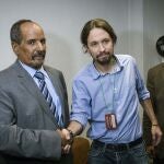 El presidente de la República Árabe Saharaui Democrática (RASD) y secretario general del Frente Polisario, Mohamed Abdelaziz (i), saluda al líder de Podemos, Pablo Iglesias, en Madrid.