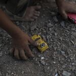 Un niños sirio juega en el campo de refugiados de Moria, en una foto de archivo