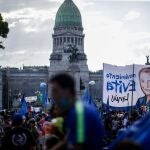 -FOTODELDIA- AME8939. BUENOS AIRES (ARGENTINA), 17/11/2020.- Simpatizantes del Gobierno del presidente Alberto Fernández marchan hoy, Día de la Militancia, como muestra de apoyo al mandatario y a su propuesta que busca que las personas que cuentan con "grandes fortunas" hagan un "aporte solidario extraordinario" que ayude a afrontar las consecuencias de la pandemia y sacar al país de la crisis, en Buenos Aires (Argentina). EFE/ Juan Ignacio Roncoroni