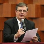 MEX860. CIUDAD DE MÉXICO (MÉXICO), 17/11/2020.- El canciller mexicano, Marcelo Ebrard, habla durante una conferencia de prensa hoy, en Ciudad de México (México). El Gobierno mexicano aseguró este martes que el exministro Defensa Salvador Cienfuegos, a quien le fueron retirados los cargos en EE.UUU. por narcotráfico y lavado de dinero, será juzgado en México y descartó que la decisión en el país vecino sea un acto de impunidad. Este martes, las Fiscalías de México y de Estados Unidos, en un comunicado conjunto, detallaron que el Departamento de Justicia estadounidense tomó la decisión de solicitar la desestimación de los cargos penales contra Cienfuegos "para que pueda ser investigado y, si corresponde, ser acusado, de conformidad con la legislación mexicana". EFE/ José Pazos