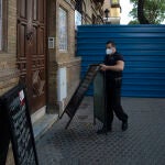 Camareros recogiendo las mesas de un bar de Triana (Sevilla)