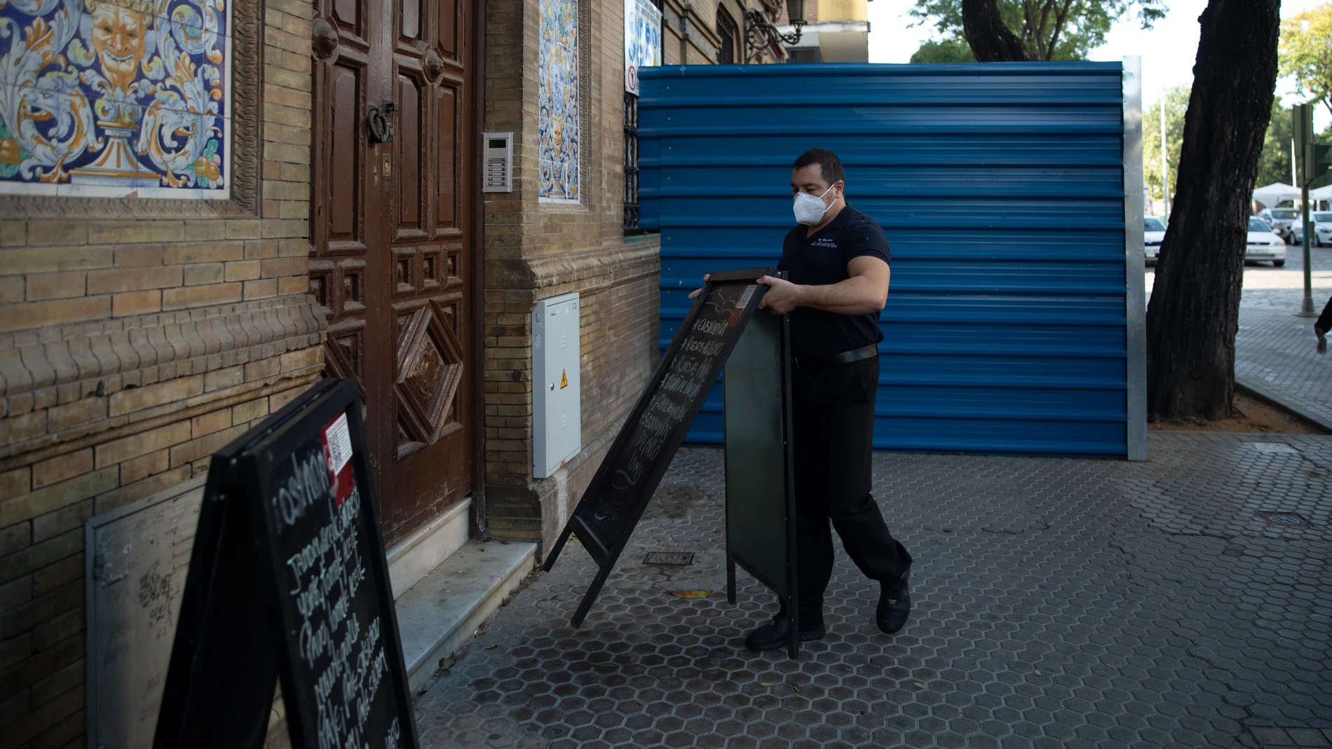 Camareros recogiendo las mesas de un bar de Triana (Sevilla)