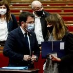 El vicepresidente de la Generalitat en funciones de presidente, Pere Aragonès, conversa con la consellera de Presidencia, Meritxell Budó, tras la sesión del Pleno del Parlament de ayer.