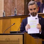 El consejero andaluz de Hacienda y Financiación Europea, Juan Bravo, durante un debate sobre los presupuestos de la comunidad