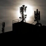 Repetidores de telefonía sobre edificios de Madrid