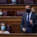 La diputada del PP Teresa Jiménez Becerril (arriba izquierda) asiste a la intervención de Pablo Casado en la sesión de control al Gobierno