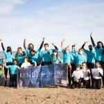 Imagen del grupo de surfistas de la escuela King Surf en la Patacona