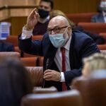 El portavoz del Grupo Parlamentario de Vox, Alejandro Hernández, exigiendo la palabra en la Cámara autonómica