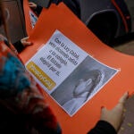 Un mujer lleva carteles naranjas con proclamas reivindicativas durante el d?a en que autobuses escolares de colegios concertados recorren la ciudad con lazos naranja en protesta contra la ?Ley Cela??, que se vota hoy en el Congreso de los Diputados, en Valencia, Comunidad Valenciana (Espa?a), a 19 de noviembre de 2020. Esta es una de las acciones llevadas a cabo por la Mesa por la Educaci?n en Libertad, entidad c?vica integrada por organizaciones representativas de la educaci?n concertada contra la aprobaci?n de la Ley Org?nica de Modificaci?n de la LOE (Lomloe), la conocida como ?ley Cela??. Los lazos naranjas han lucido ya previamente en valencia en ventanas, balcones y fachadas.19 NOVIEMBRE 2020;EDUCACI?N;ENSE?ANZA;PROTESTA;COLEGIOS CONCERTADOSRober Solsona / Europa Press19/11/2020