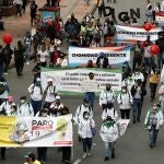 AME9473. BOGOT� (COLOMBIA), 19/11/2020.- Manifestantes marchan hoy durante una nueva jornada de paro nacional en las calles de Bogot� (Colombia). Sindicatos y movimientos sociales colombianos tomaron parte este jueves de otra jornada nacional de protesta contra la pol�tica social y econ�mica del Gobierno de Iv�n Duque, y para pedir el fin de los asesinatos de l�deres sociales. EFE/ Carlos Ortega