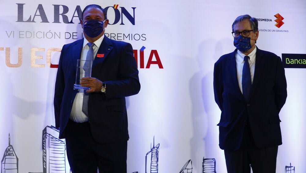 Carlos David Cuñado, presidente de la empresa, tras recibir el galardón de manos del director del periódico