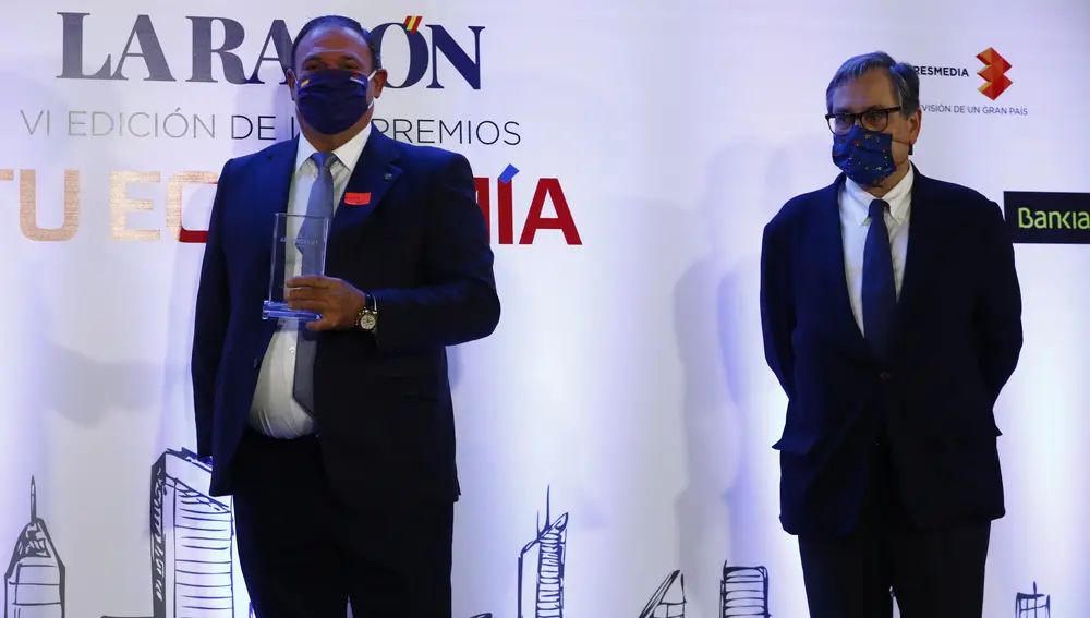 Carlos David Cuñado, presidente de la empresa, tras recibir el galardón de manos del director del periódico