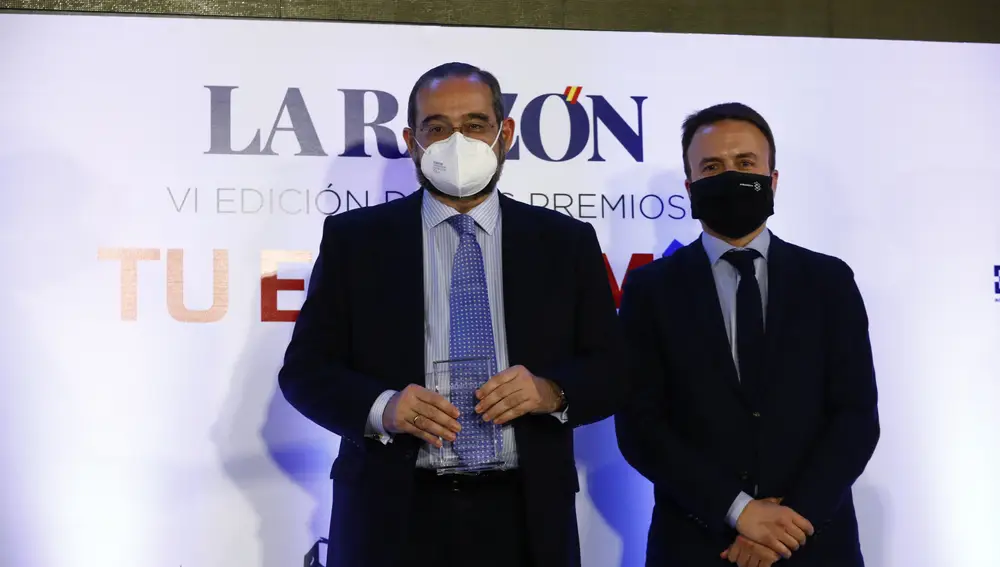 Alfonso Bullón de Mendoza, presidente de la Fundación CEU-San Pablo, posa con el galardón junto a Francisco Vaquero