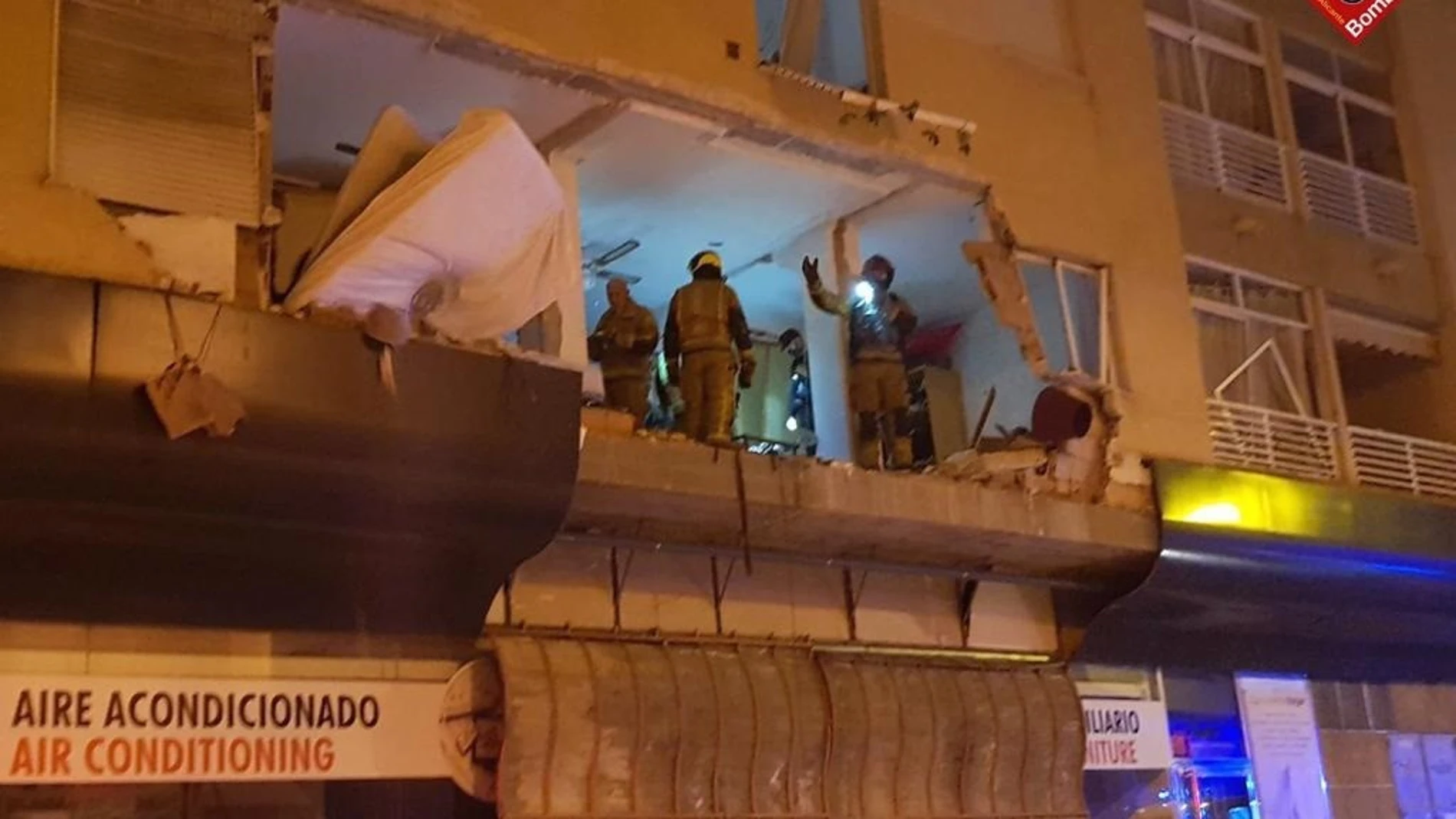 Explosión en Torrevieja. Los bomberos creen que puede haber un hombre entre los escombros