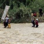 CUC200 C�CUTA (COLOMBIA), 19/11/2020.- Ciudadanos venezolanos cruzan el fuerte caudal del r�o T�chira, este jueves, en la ciudad de C�cuta en un intento por llegar a Colombia. Ante el cierre del puente internacional Sim�n Bol�var y a pesar la fuerte corriente que presenta el r�o T�chira por la temporada invernal, los venezolanos se aventuran a pasar por la trocha los mangos ubicada a unos 400 metros del puente para ingresar por la ciudad de C�cuta a Colombia. EFE/ Mario Caicedo