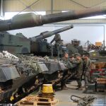 Trabajos de mantenimiento de vehículos militares