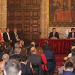 El presidente de la Generalitat, Ximo Puig, junto al ex presidente Carles Puigdemont, en un acto en defensa del Corredor en 2016