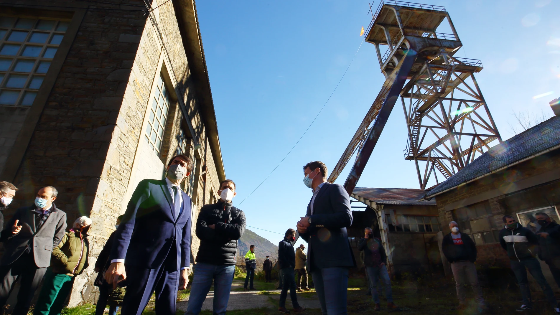 El consejero de Fomento y Medio Ambiente, Juan Carlos Suárez Quiñones (I), junto al alcalde de Villablino (León), Mario Rivas (D), y el secretario regional de CCOO, Vicente Andrés (C), durante la visita al pozo María en Caboalles de Abajo (León)