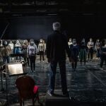 Andrés Maspero, de espaldas, durante un ensayo con el coro de "Rusalka", en el Teatro Real