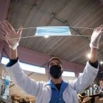 Vista del proceso de fabricación de mascarillas quirúrgicas en una factoría de Alcalá de Henares