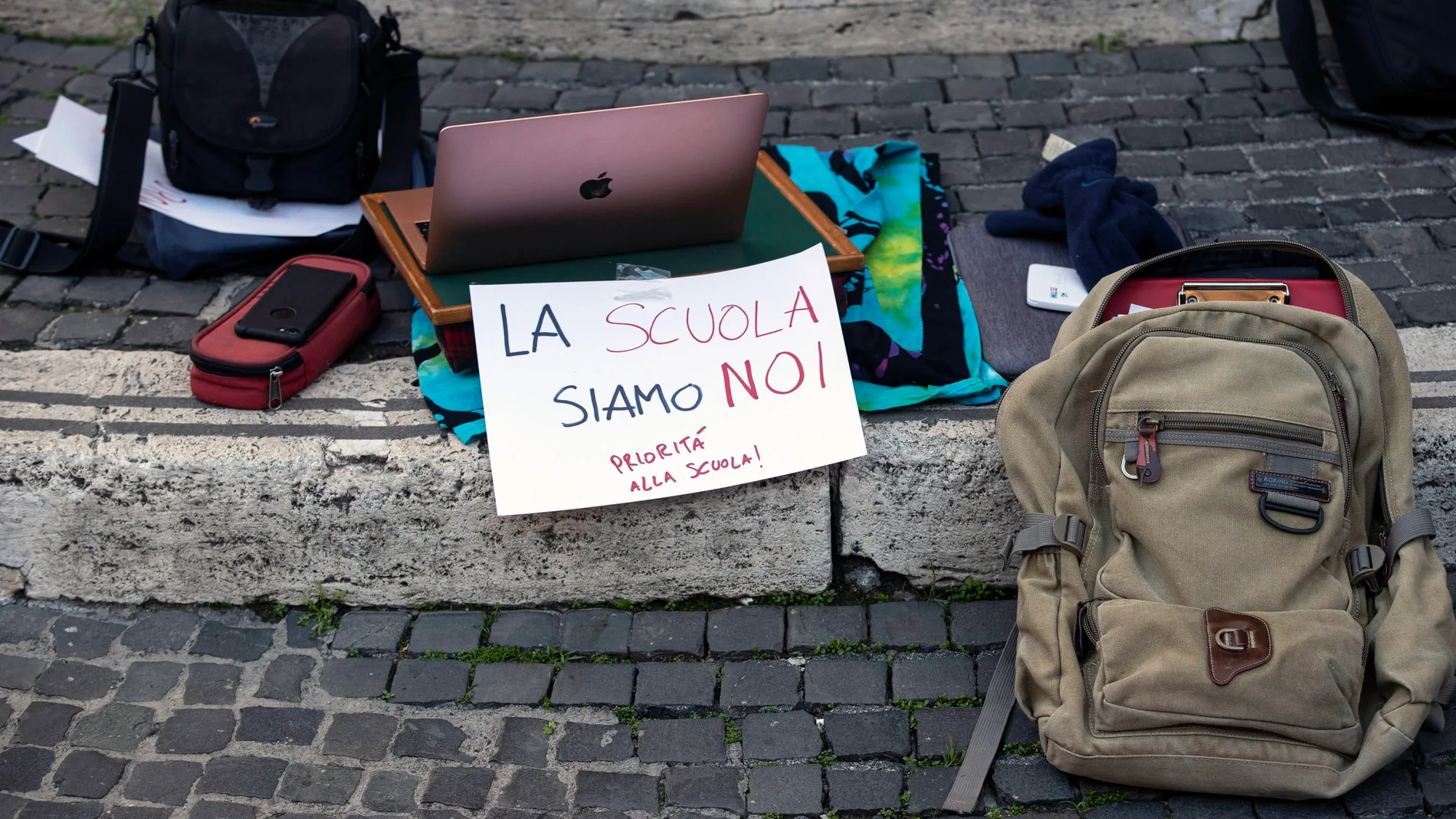 Estudiantes de Roma protestas contra la educación a distancia por el coronavirus