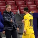 El delantero argentino del FC Barcelona, Leo Messi, abandona el terreno de juego saludado por el técnico holandés del equipo barcelonista, Ronald Koeman, a la finalización del encuentro disputado en el Wanda