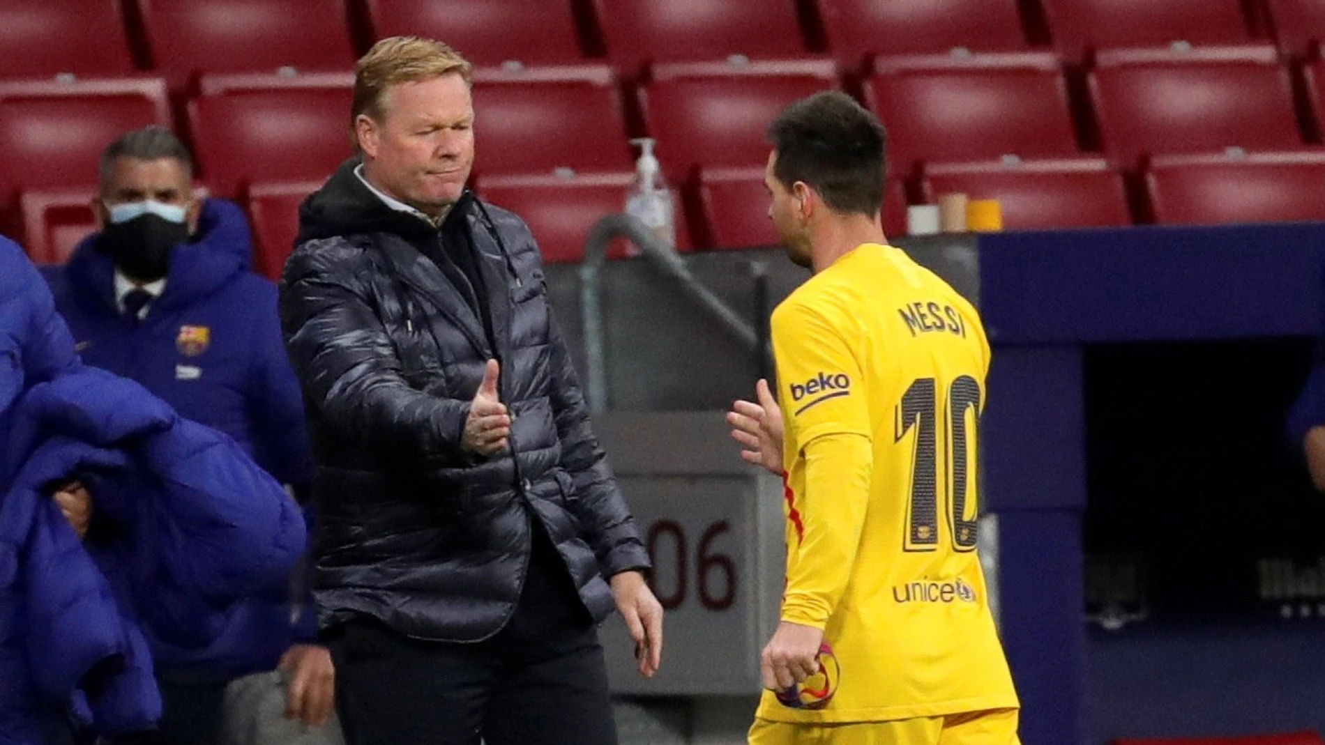 El delantero argentino del FC Barcelona, Leo Messi, abandona el terreno de juego saludado por el técnico holandés del equipo barcelonista, Ronald Koeman, a la finalización del encuentro disputado en el Wanda